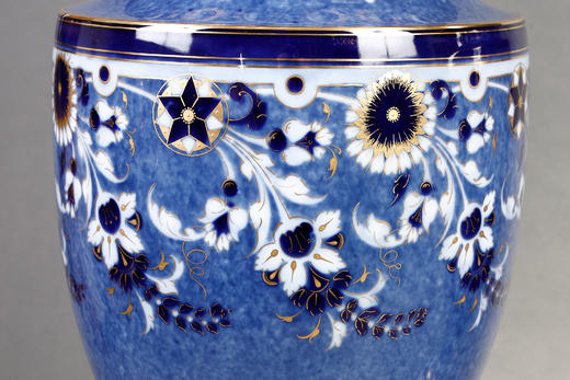 独角鹿西洋古董1884-1887年代法国御窑塞弗尔出品鸢尾与飞鸟主题手绘描金装饰Mycène款云朵蓝釉瓷瓶一对 商品图5