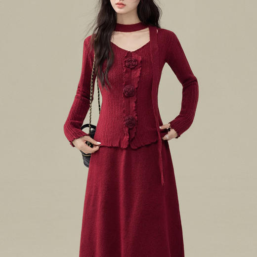 西遇立体花朵针织套装女2025年秋冬新款v领飘带上衣半裙两件套SS051738 商品图3