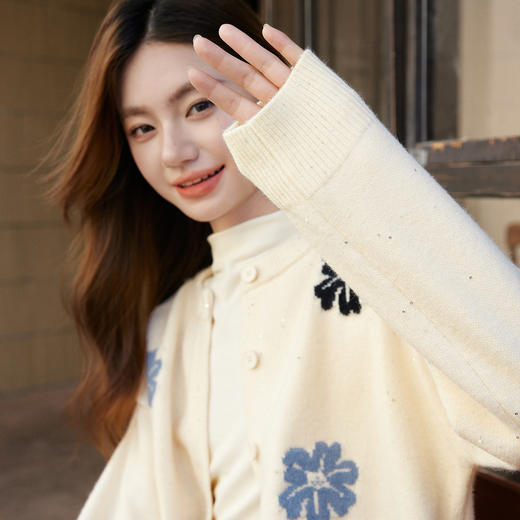 【10/29新品】熙世界珠片绣花卉针织开衫女2025秋冬款圆领长袖北极绒毛衣短外套 商品图3