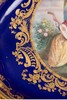 独角鹿西洋古董 19世纪法国出品洛可可风格铜鎏金精雕海豚三足底座镶嵌宫廷爱恋主题手绘描金蓝釉瓷盘 商品缩略图3