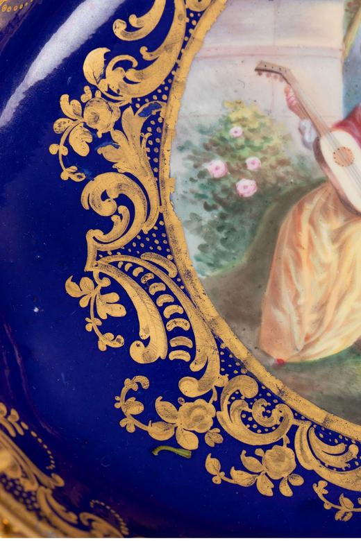 独角鹿西洋古董 19世纪法国出品洛可可风格铜鎏金精雕海豚三足底座镶嵌宫廷爱恋主题手绘描金蓝釉瓷盘 商品图3