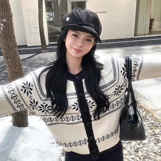 西遇毛衣开衫外套女冬季新款圆领黑白撞色费尔岛针织外套SS051733 商品图4