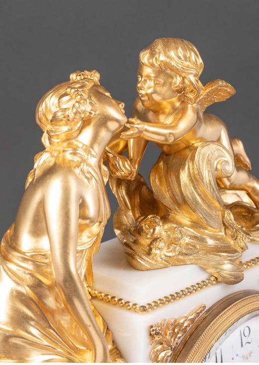 独角鹿西洋古董 19世纪法国出品维纳斯与丘比特主题铜鎏金精雕镶嵌白色大理石座钟烛台三件套 商品图5