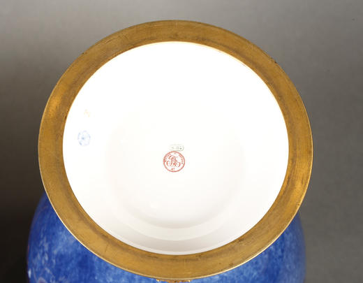 独角鹿西洋古董1884-1887年代法国御窑塞弗尔出品鸢尾与飞鸟主题手绘描金装饰Mycène款云朵蓝釉瓷瓶一对 商品图7