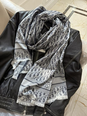 1027-6 圆正渠道货 雕 霸王茶姬 海军蓝 羊毛桑蚕丝棉混纺 字母提花 四季款披肩 长款围巾