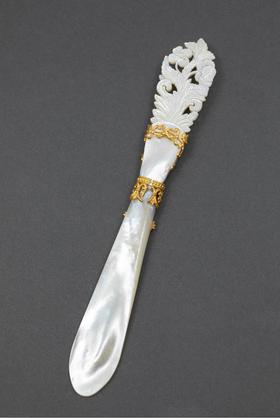 独角鹿西洋古董 19世纪法国出品人面繁花主题铜鎏金精雕装饰母贝翻书杖