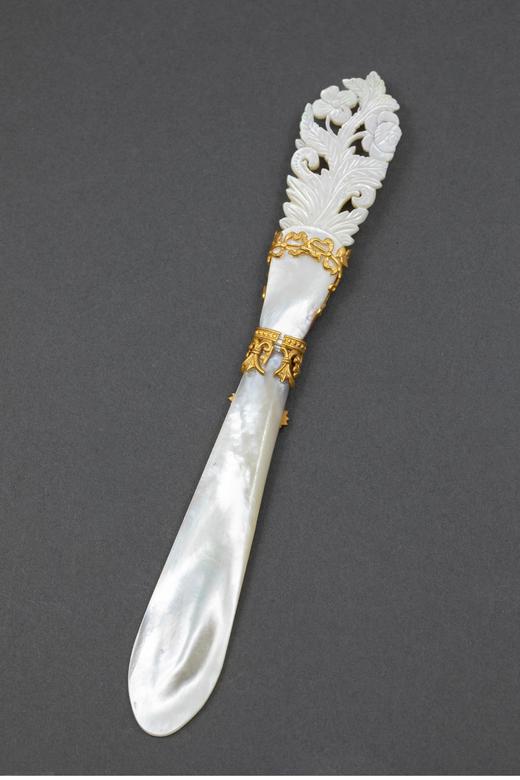 独角鹿西洋古董 19世纪法国出品人面繁花主题铜鎏金精雕装饰母贝翻书杖 商品图0