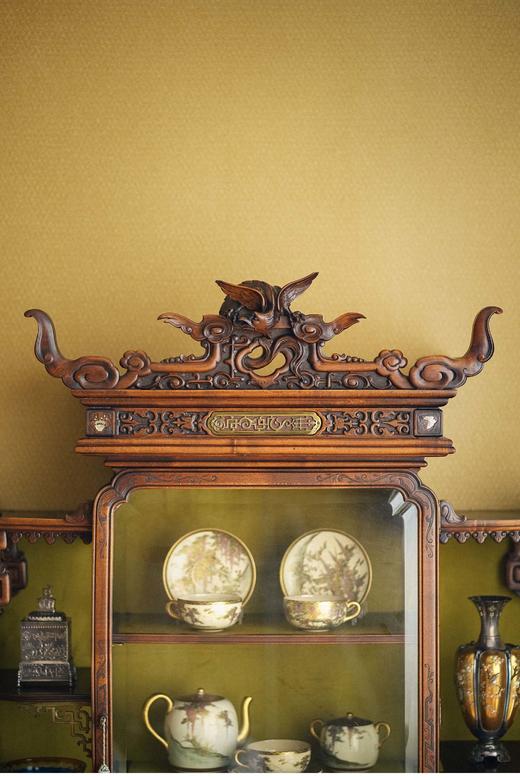 【已售】独角鹿西洋古董 19世纪法国出品东方风格花卉飞鸟主题铜鎏金装饰祥纹镂雕嵌母贝多宝阁式展柜 商品图2