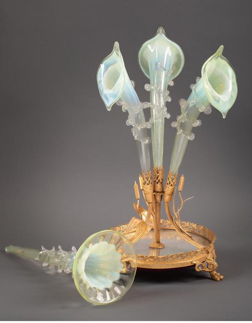 独角鹿西洋古董 19世纪末法国出品新艺术风格铜鎏金底座装饰马蹄莲造型绿色欧泊水晶花瓶/中央摆件 商品图3