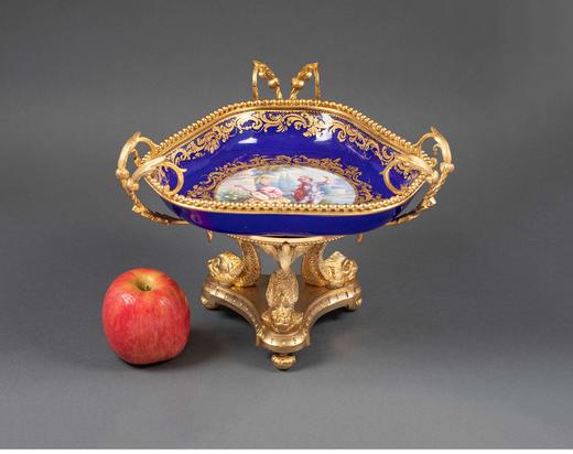 独角鹿西洋古董 19世纪法国出品洛可可风格铜鎏金精雕海豚三足底座镶嵌宫廷爱恋主题手绘描金蓝釉瓷盘 商品图0