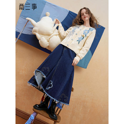 两三事 旧日回音 2025冬季新款做旧毛边绣花不规则裙摆牛仔半身裙 商品图0