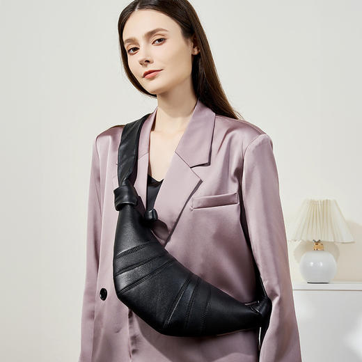 法国小众头层小羊皮可颂包斜跨，慵懒感牛角包真皮单肩斜跨饺子包QSL-2701 商品图2