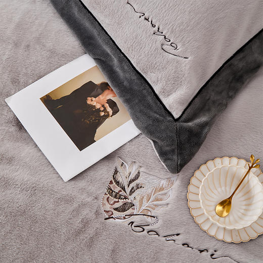 多喜爱 高克重锦绒保暖四件套 暖冬季节（灰/米）【450克暖绒】【平均升温7.8度】【抑菌防螨】【立体绣花】【双面绒感】 厚实温暖 柔软亲肤 商品图7