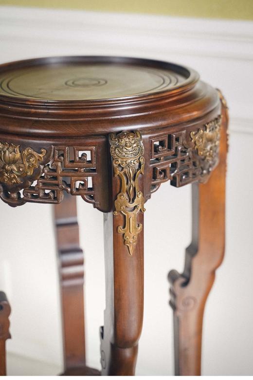 【已售】独角鹿西洋古董 19世纪末法国出品东方风格瑞兽吉花主题铜鎏金精雕装饰祥纹镂雕双层小圆几 商品图2