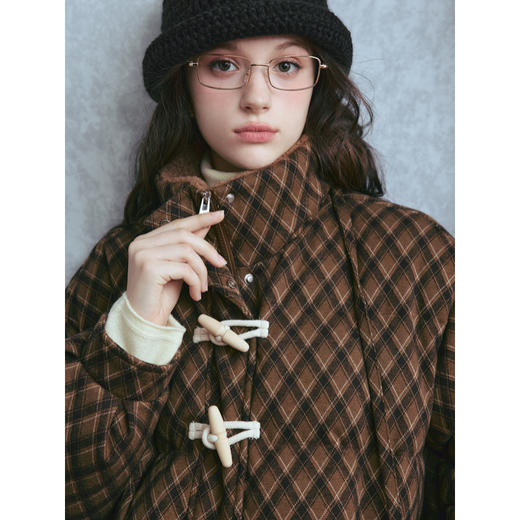 【暖冬内购】两三事 榛果密语 2025冬季新款毛绒翻领菱形格牛角扣羽绒服女宽松 商品图2