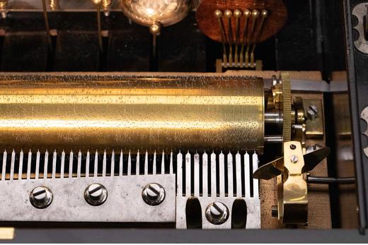 独角鹿西洋古董 19世纪瑞士出品古典花叶主题细木镶嵌外箱配铃铛响鼓滚轴式音乐盒 商品图5