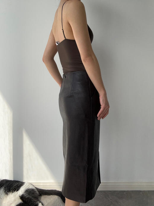 SIJIA｜AW2523 深咖前开叉简约皮裙 商品图3