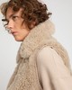 Yves Salomon - VEST LONG HAIR LAMB/KNITWEAR MERINOS WOOL - FICELLE - 女装 - 背心 - 淡灰褐色 商品缩略图3