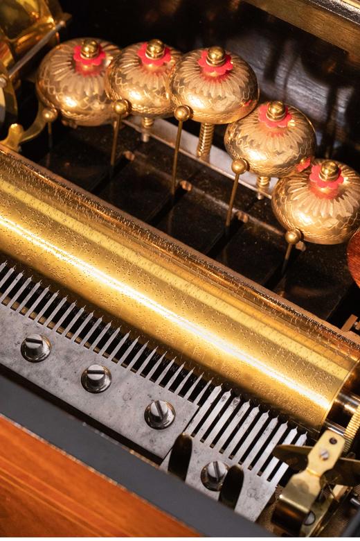 独角鹿西洋古董 19世纪瑞士出品古典花叶主题细木镶嵌外箱配铃铛响鼓滚轴式音乐盒 商品图6