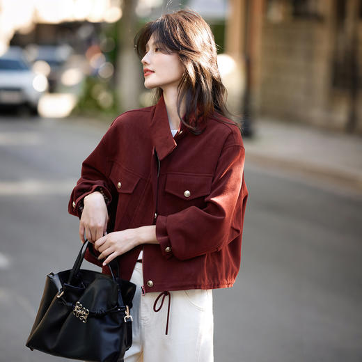 【年货节】熙世界朗姆酒红色轻户外休闲工装风立领夹克短外套女2025秋装新款 商品图3