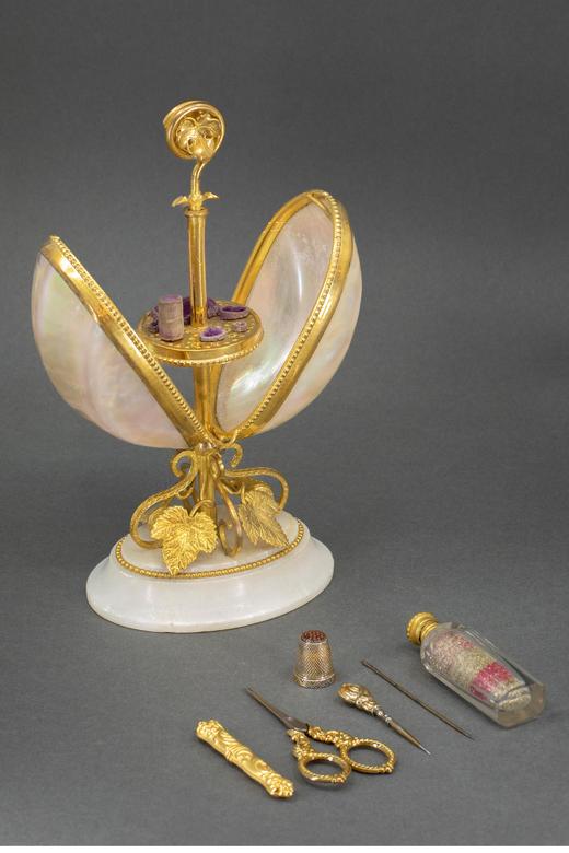 独角鹿西洋古董 19世纪法国出品雪花大理石底座铜鎏金精雕叶纹装饰蛋形母贝外壳缝纫套件 商品图3
