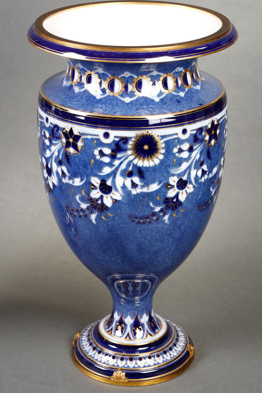 独角鹿西洋古董1884-1887年代法国御窑塞弗尔出品鸢尾与飞鸟主题手绘描金装饰Mycène款云朵蓝釉瓷瓶一对 商品图2