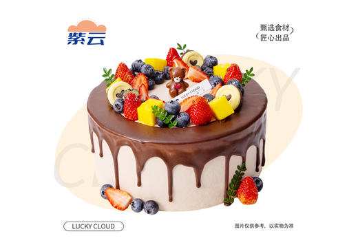 （多规格）草莓多巧蛋糕口感层次丰富，松软蛋糕体搭配细腻奶油，巧克力淋面带来浓郁可可香，融合草莓、蓝莓、芒果等水果的酸甜，整体甜而不腻，可可的醇厚与水果的清新相得益彰。 商品图0