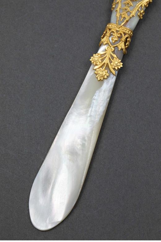 独角鹿西洋古董 19世纪法国出品人面繁花主题铜鎏金精雕装饰母贝翻书杖 商品图2