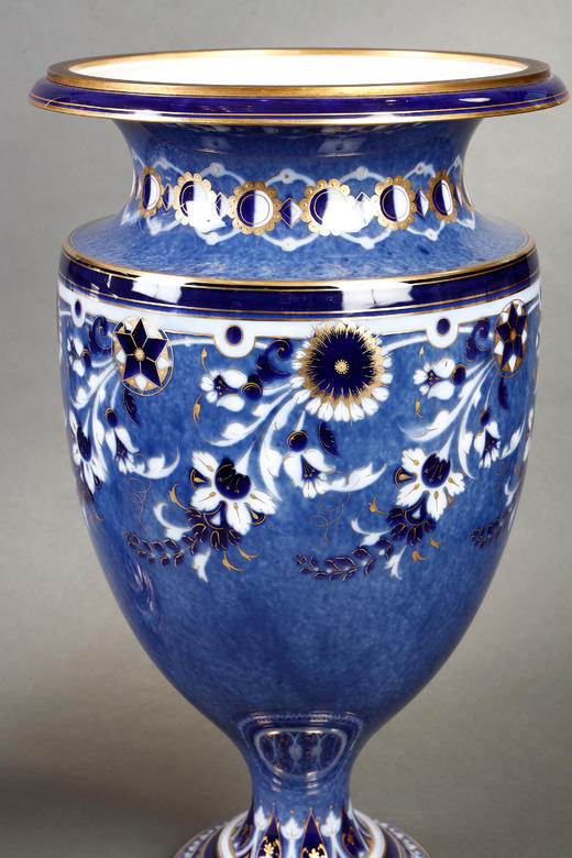 独角鹿西洋古董1884-1887年代法国御窑塞弗尔出品鸢尾与飞鸟主题手绘描金装饰Mycène款云朵蓝釉瓷瓶一对 商品图3