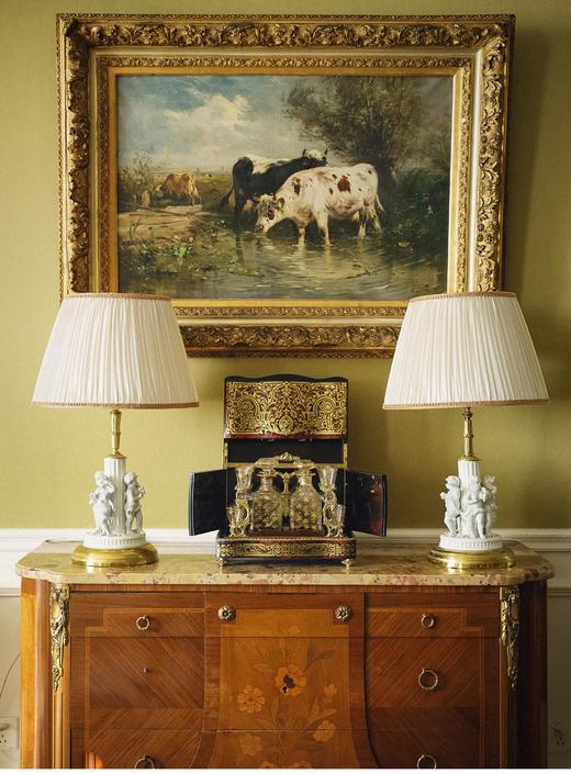 【已售】独角鹿西洋古董 20世纪法国出品铜鎏金镶嵌孩童主题素胎瓷人物雕塑底座装饰百褶灯罩台灯一对 商品图0