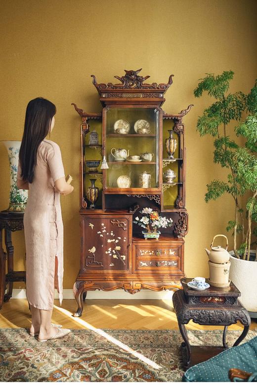 【已售】独角鹿西洋古董 19世纪法国出品东方风格花卉飞鸟主题铜鎏金装饰祥纹镂雕嵌母贝多宝阁式展柜 商品图1