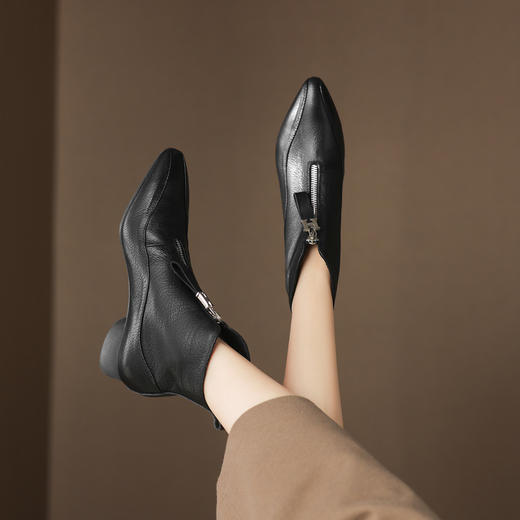 【预售5天】时尚粗跟软底舒适短靴女秋冬季新款百搭尖头加绒保暖马丁靴女DS&1603-5 商品图3