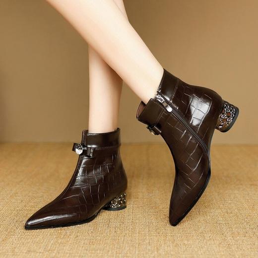 【预售5天】秋冬新款牛皮时尚格纹中粗跟靴子气质通勤时装靴女加绒尖头短靴DB&M6607 商品图0