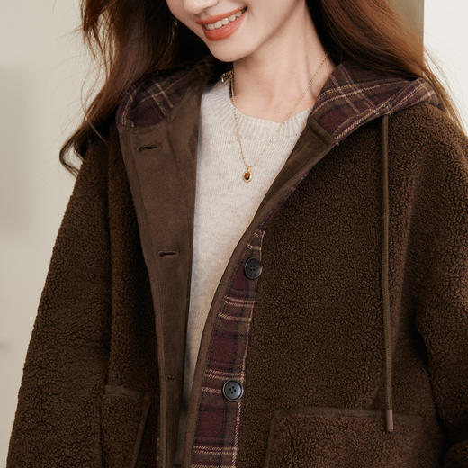 【10/29新品6折】熙世界复古棕色羊羔绒厚外套女冬季宽松休闲巴恩风绵羊毛连帽上衣 商品图4