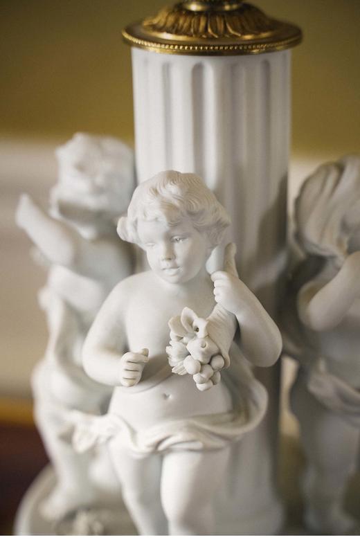 【已售】独角鹿西洋古董 20世纪法国出品铜鎏金镶嵌孩童主题素胎瓷人物雕塑底座装饰百褶灯罩台灯一对 商品图4