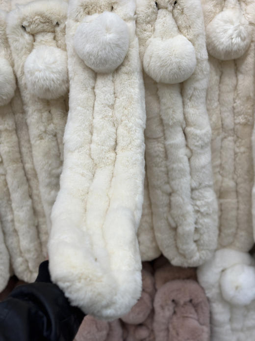 2025年桑坡兔毛围巾素材 连续复团！第N年卖！桑坡真兔毛围巾‼️ 👍给你们找的都是皮毛一体的，真兔毛！ 桑坡是全国有名的皮草中心，别的不多就是各种动物皮毛多‼️ 商品图7