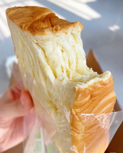 「招牌厚切生牛乳吐司 💥 好喜欢这个面包 而且配料很干净～～ 生牛乳和面，每片吐司都奶嘟嘟~ ✅ 9%生牛乳注入！撕开包装就闻到牧场级奶香 ✅ 手工编花+大理石纹路！拍照根本不用滤镜~  商品图3