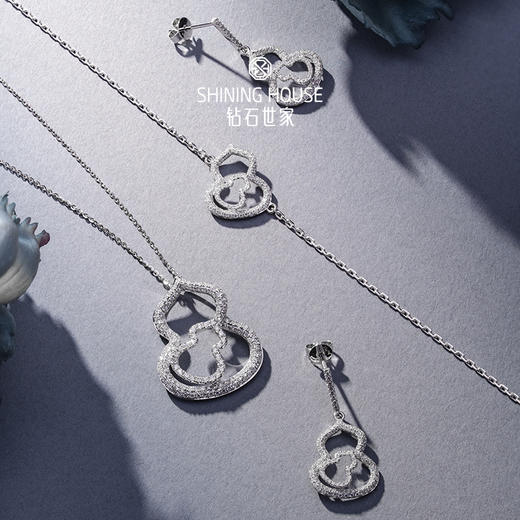 【双葫芦款】【 玲珑宝葫 】钻石世家 玲珑宝葫系列 18K金葫芦镶钻吊坠 18K金葫芦镶钻耳饰 18K金葫芦镶钻手链【单吊坠，上图仅为搭配示意】不支持无理由退换货 预计5天发货 商品图0