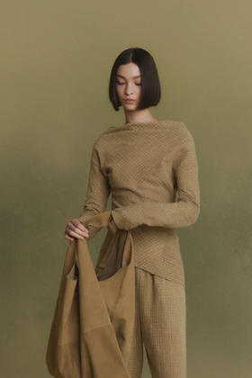Cortana 25AW 米色NUNA肌理格纹羊毛斜裁荡领上衣
