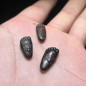 BC.DF10.24-9   东马沉水(知足常乐)挂件 ，共0.95g.