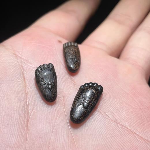 BC.DF10.24-9   东马沉水(知足常乐)挂件 ，共0.95g. 商品图0