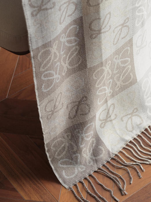 WJ03-罗意威 棋盘格简约舒适时尚流苏 绒线围巾 女款（QZ*MM） 商品图6