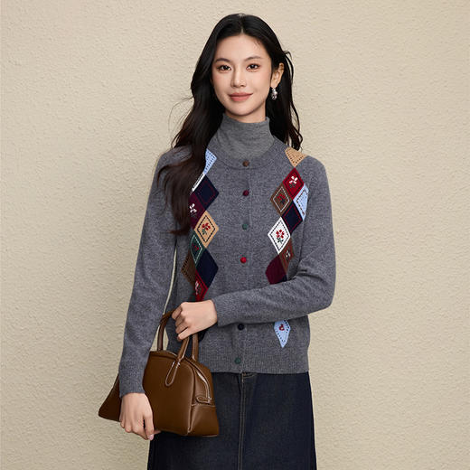 「自」全新升级【铂金会员367/天猫489/差价122】(03146)洛诗琳羊毛提花圆领开衫2025秋冬新品撞色菱形格纹针织外套 商品图4