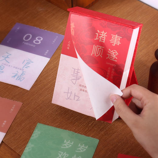 【一天一页❗️祝福日历】日历本一开，好事自然来，365张不重复的彩色祝福，磁吸底座稳固美观，2025年新款365个祝福台历桌面摆件新年礼物伴手礼QQ2026马年新年款 商品图3