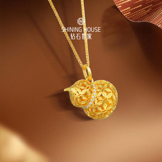 【八方衔运纹】【 玲珑宝葫 】钻石世家  玲珑宝葫系列 八方衔运纹葫芦足金镶钻吊坠  【单吊坠，上图仅为搭配示意】【黄金产品不支持无理由退换货】预计3-5天发货 商品图4