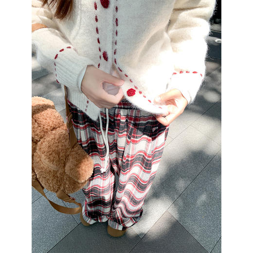 【179元任选2件】现货！ 燕麦色红色花朵扣子毛衣开衫 or 红格裤子 商品图4