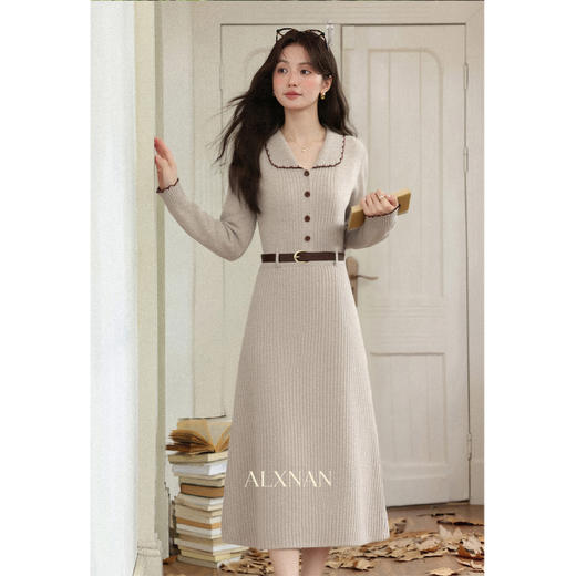 鹿向南 [松茶可可」法式气质打底长裙秋冬长袖燕麦色针织连衣裙女 商品图0