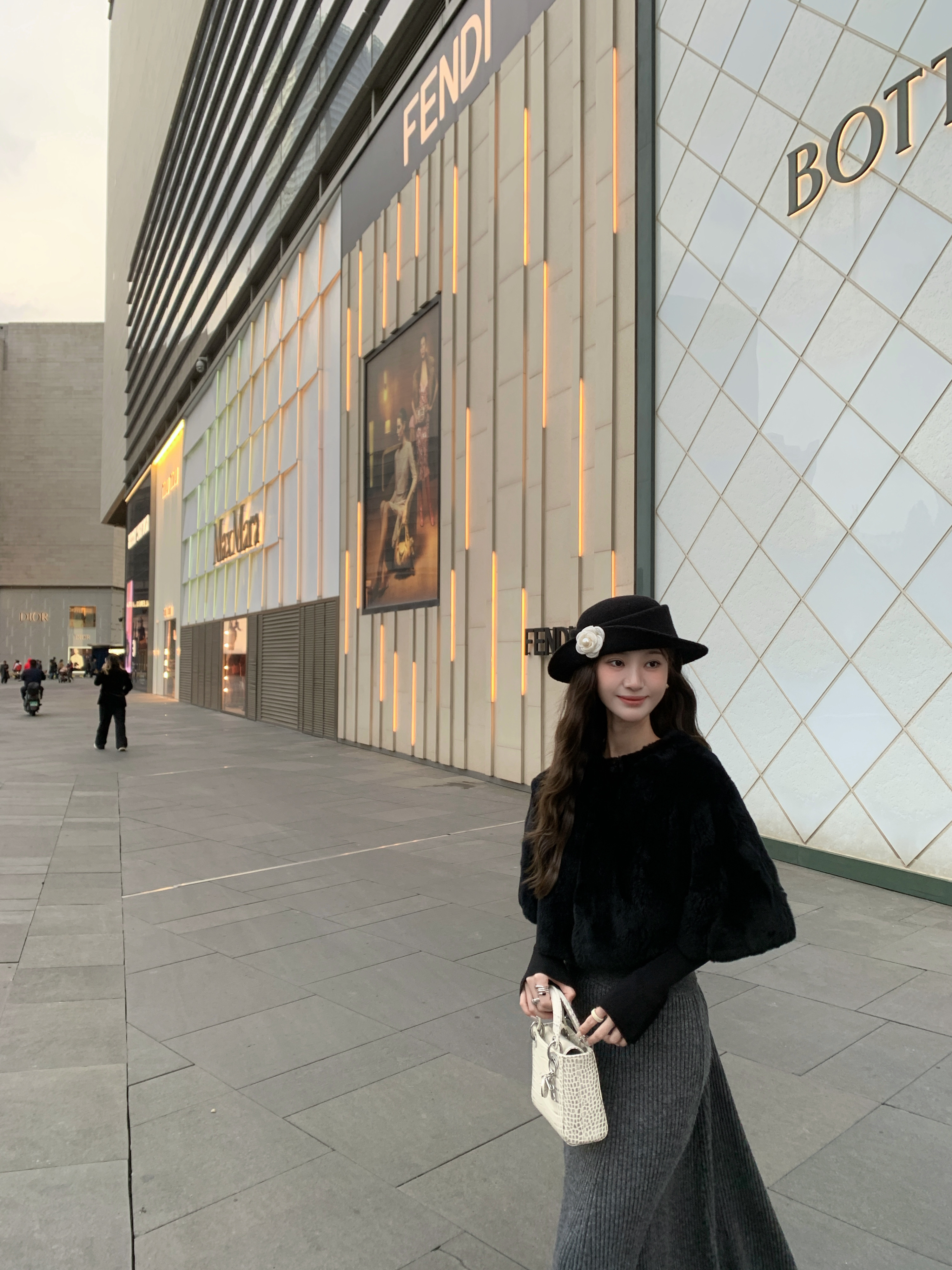 Read Nameless /獭兔皮草披肩黑色+灰色厚针织裙 2025/10/30