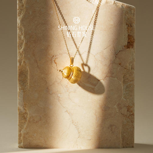 【八方衔运纹】【 玲珑宝葫 】钻石世家  足金镶钻吊坠  祥瑞图腾 八方衔运纹葫芦足金镶钻吊坠  5G黄金吊坠挂坠【为单吊坠，仅为搭配示意】【黄金产品不支持无理由退换货】预计3-5天发货 商品图6