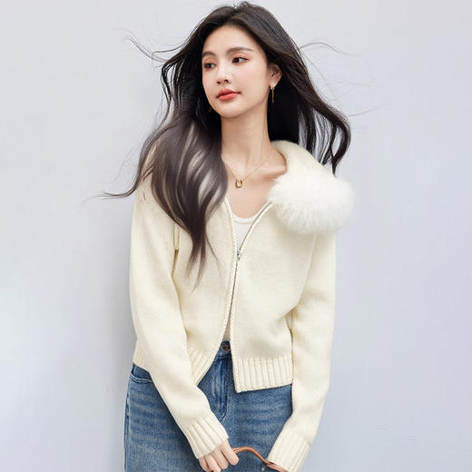 西遇白色连帽针织衫女冬季新款毛领双拉链短款毛衣外套SS051706 商品图1